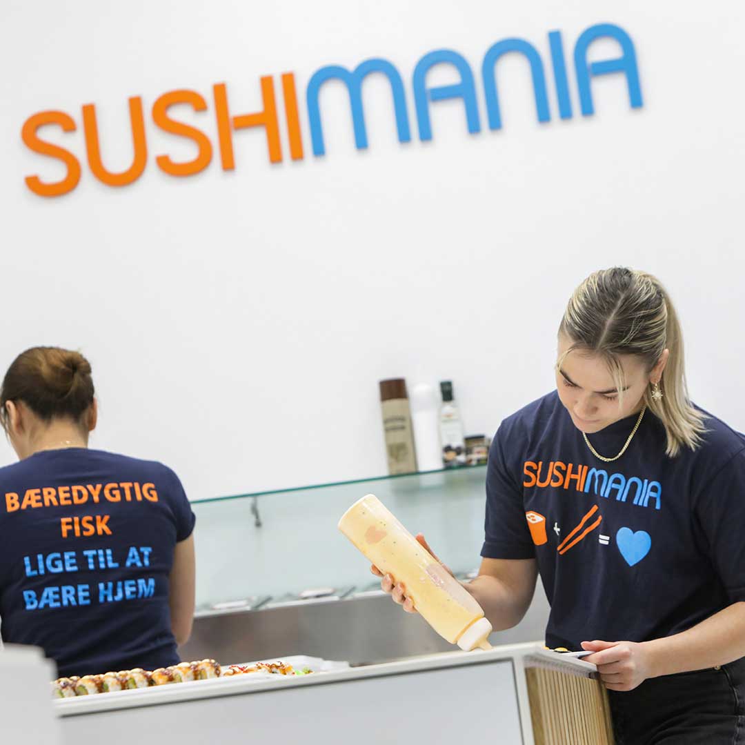 Hos SushiMania finder du altid frisklavet sushi, og deres koncept går ud på at du kan Pick’n’Mix din sushi, så du får lige den sushi og det antal du ønsker. 