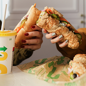 to forskellige sandwich holdes fremme