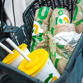 to subs og to sodavand ligger i cykelkurv