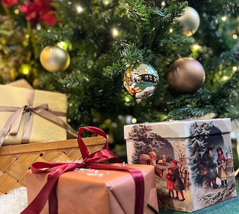 Gave til et udsat barn ligger under juletræet