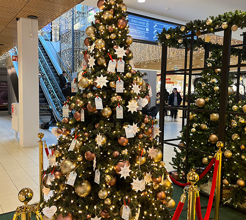 Ønsketræ i Slagelse med julekugler og julekort