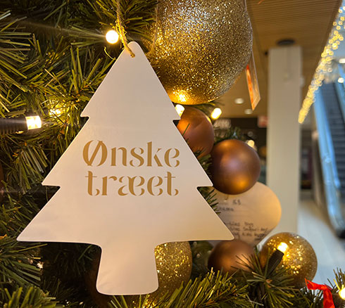 Julekort hænger på ønsketræet i VestsjællandsCentret