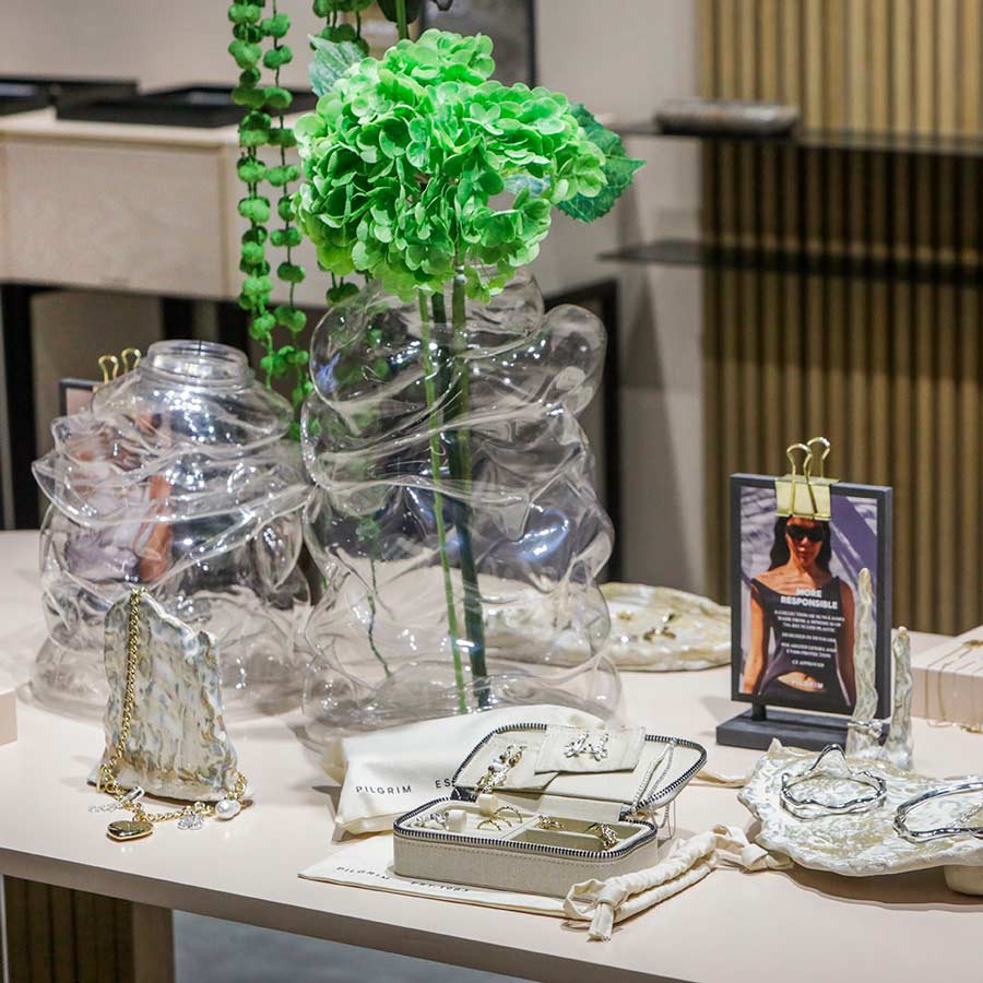 Vælg mere ansvarligt med bæredygtige smykker fra alle smykkebutikkerne i VestjællandsCentret. 