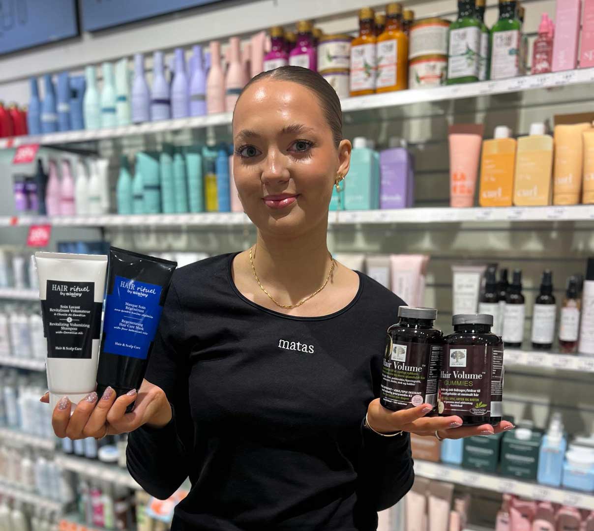 New Nordic Hair Volume kosttilskud og Sisley hårplejeprodukter, der styrker håret indefra og plejer det udefra for fylde, glans og styrke.