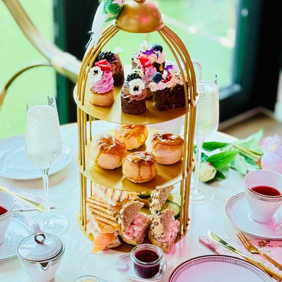 Hyg dig på Lyserød Lørdag med Afternoon tea og et glas lyserøde bobler